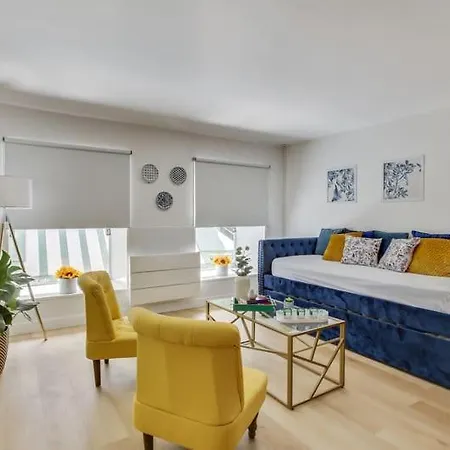 Modern French Country Studio Charm In The Canal Saint Martin 10th District Appartamento Parigi