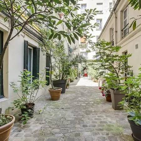 Modern French Country Studio Charm In The Canal Saint Martin 10th District Parigi