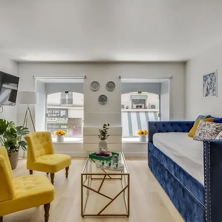 Modern French Country Studio Charm In The Canal Saint Martin 10th District Appartamento